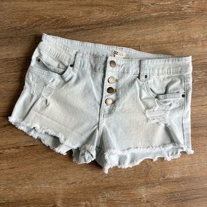 Billabong - buttoned up shorts - size 28